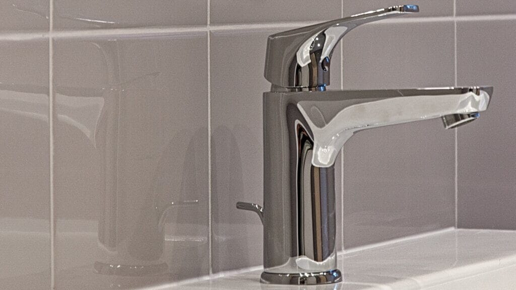 반짝이는 화장실 수전을 위한 완벽한 청소 꿀팁! 1 bathroom 3095479